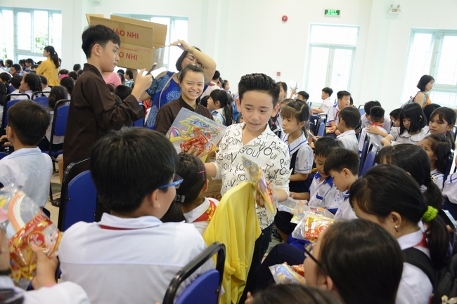 Giving gift portions to pupils on the occasion of Mid-Autumn Festival